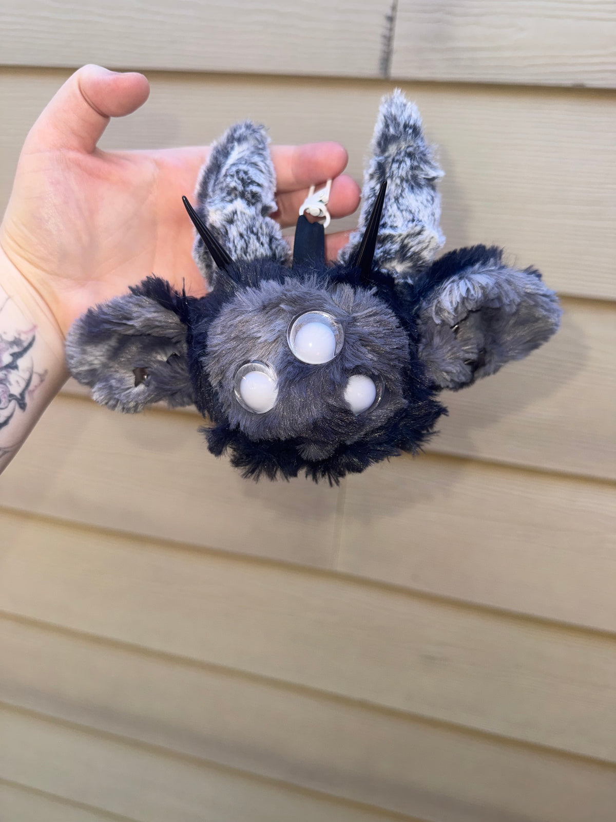 CUSTOM KEYCHAIN * PLZ DO NOT PURCHASE BEFORE SENDING A DM ON INSTA *
